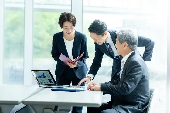支援内容と実行計画を打ち合わせる様子